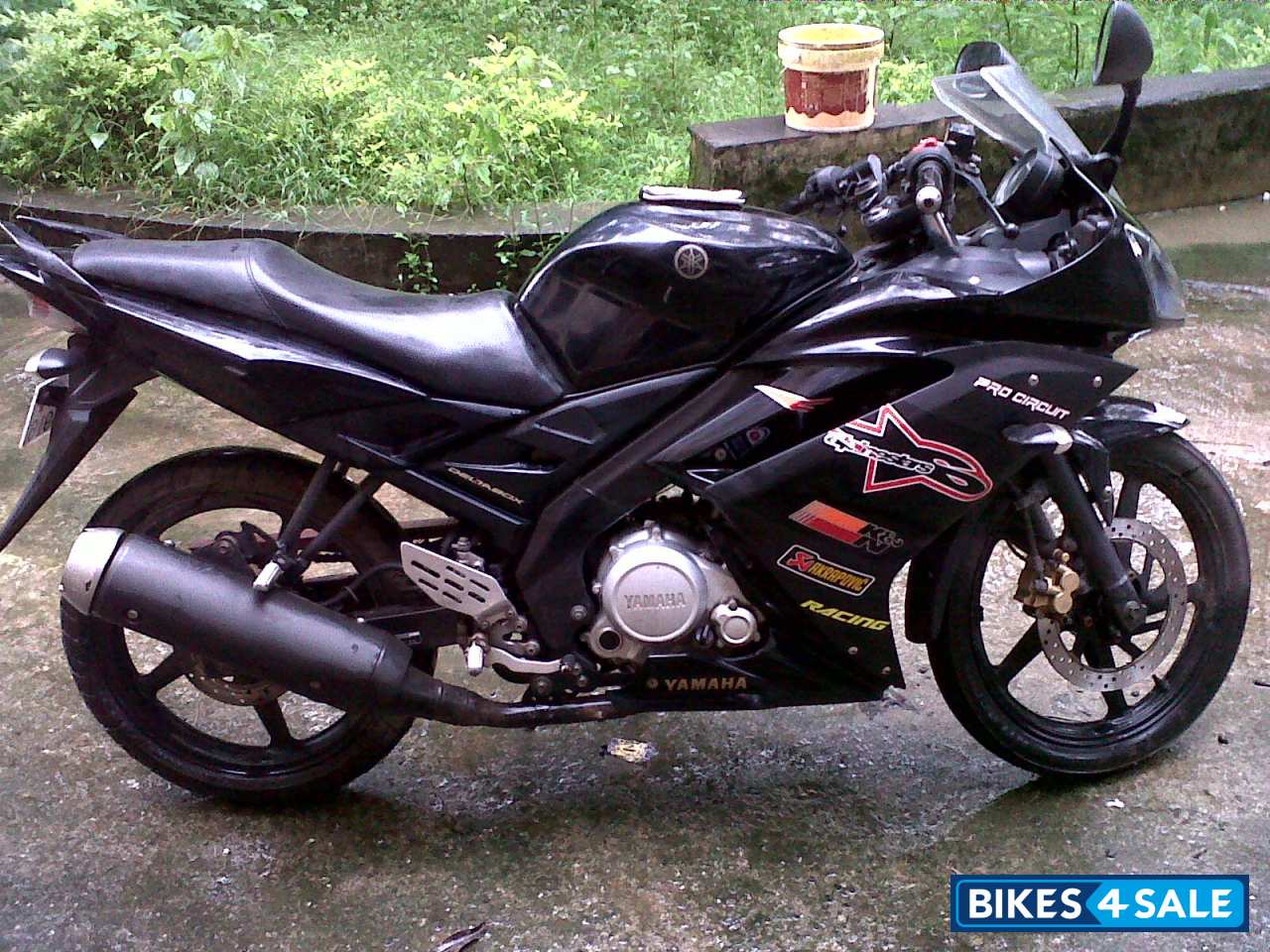 Black Yamaha YZF R15