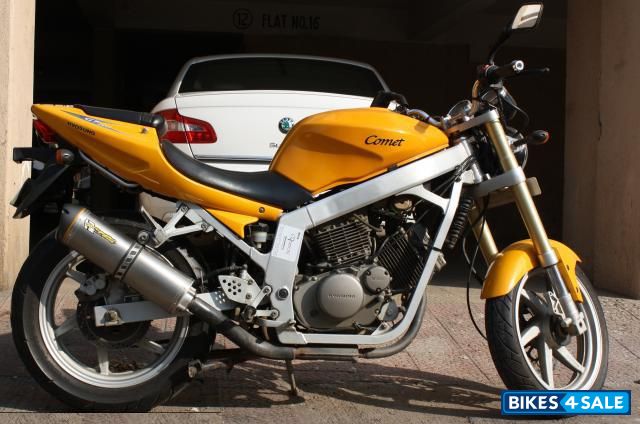 Yellow Hyosung GT250R Comet