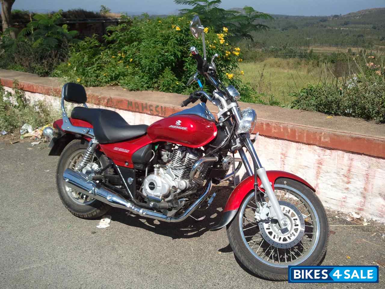 Red Bajaj Avenger 220 DTS-i