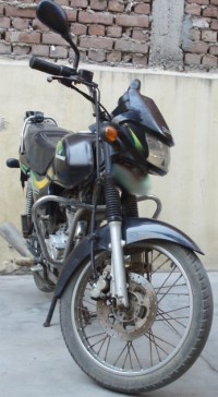 Black Bajaj Caliber Chroma