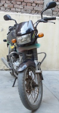 Black Bajaj Caliber Chroma