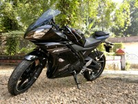 Black Yamaha YZF R15 V2