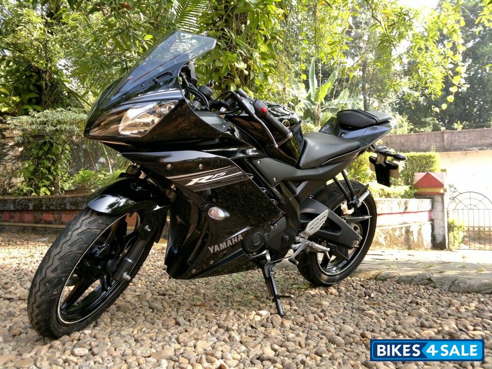 Black Yamaha YZF R15 V2