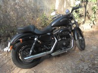 Black Harley Davidson Iron 883