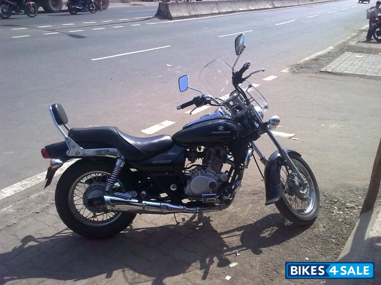 Midnight Black Bajaj Avenger 220 DTS-i