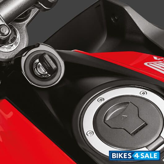 Honda CB300F Flex-Fuel - Key on Tank