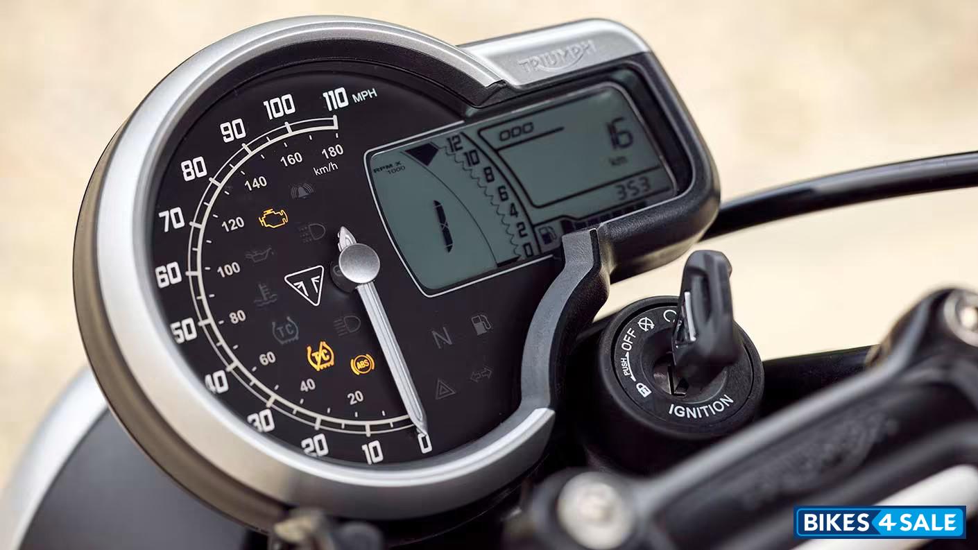 Triumph Speed 400 2025 - Analogue speedometer with integrated multi-function LCD screen